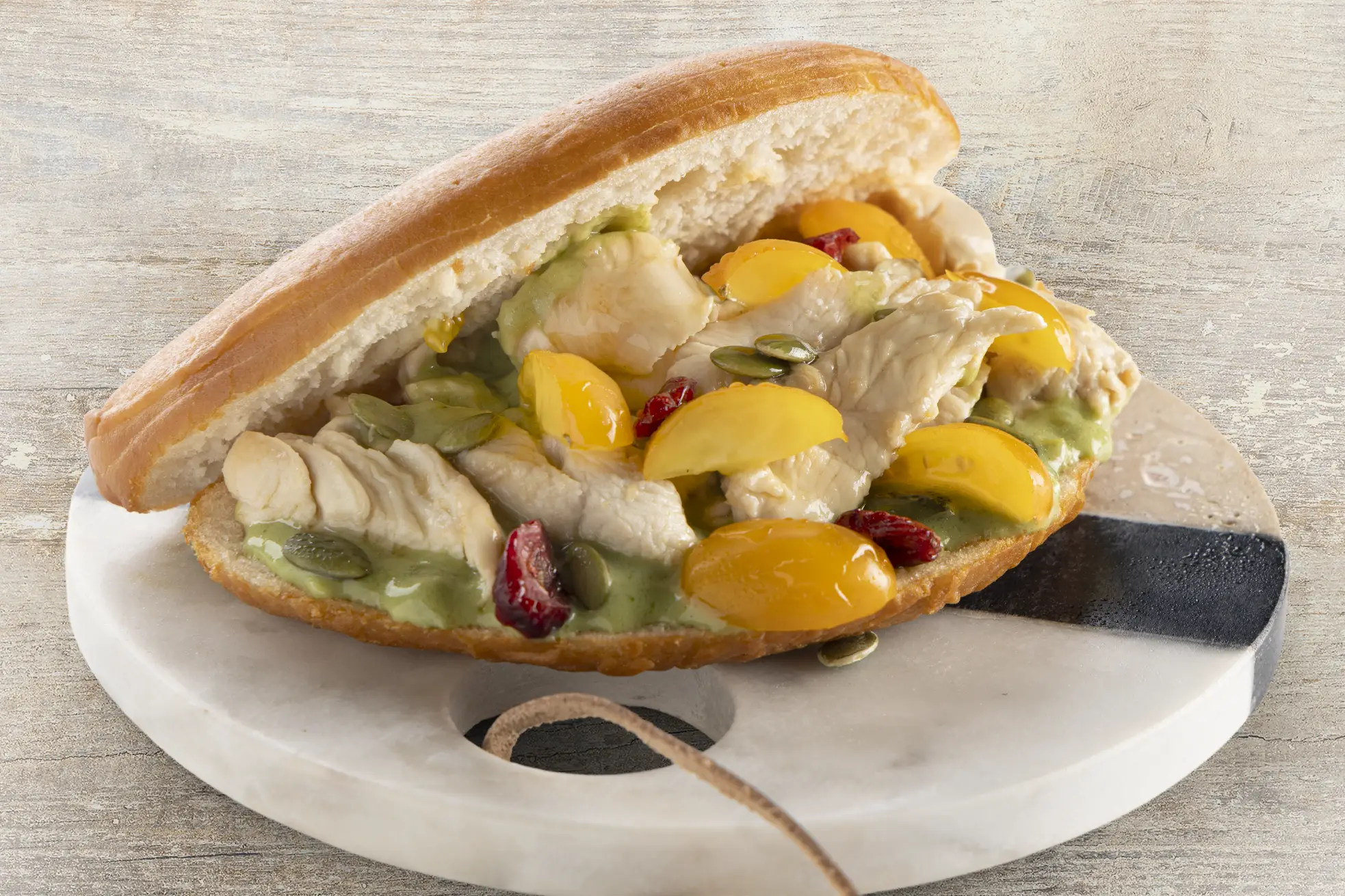 Taco Pizza farcito con pollo, pomodorini gialli e semi