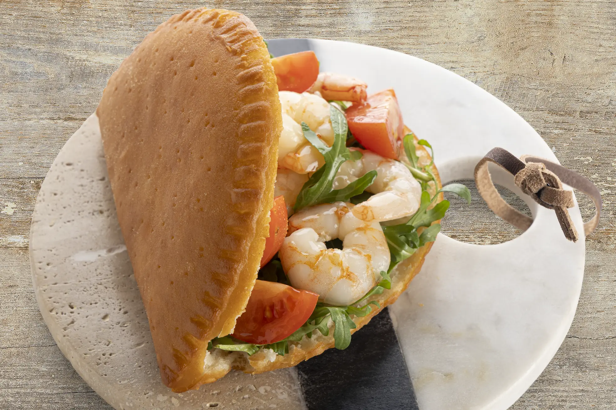 Taco Pizza farcito con gamberi, rucola e pomodorini